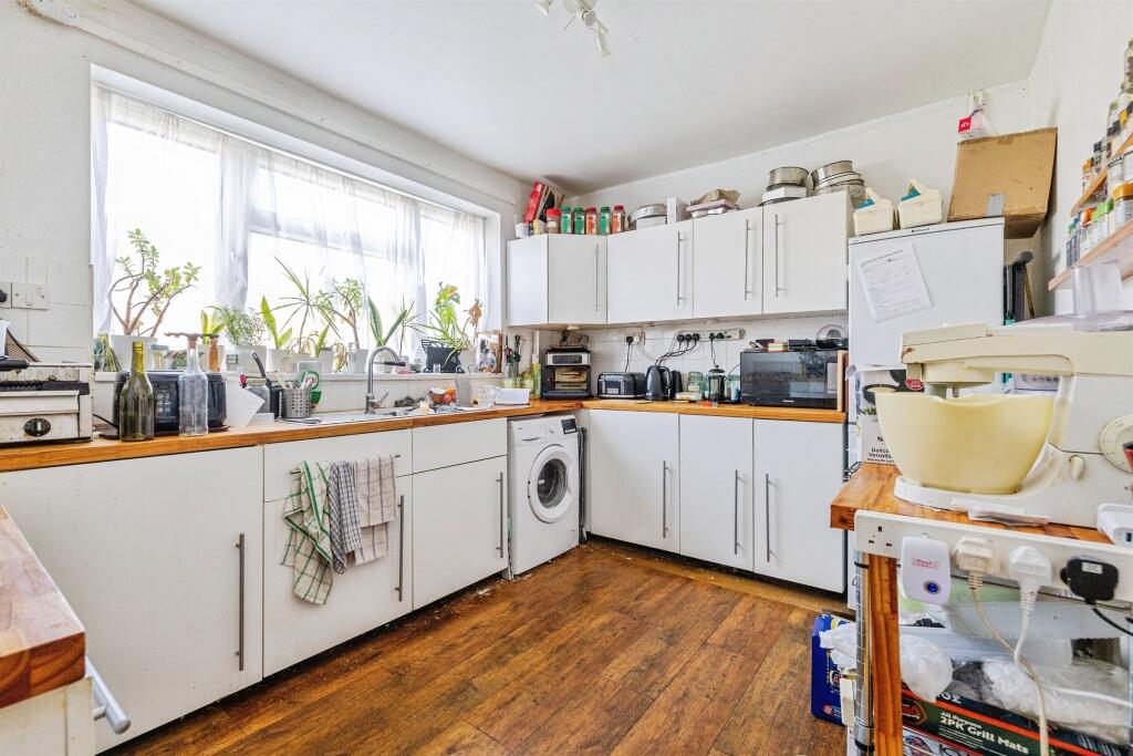 House in West Lindsey, Hemswell Cliff CP - View 4