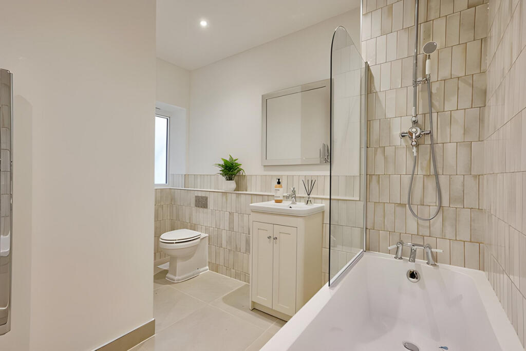 Apartment in Southend-on-Sea - View 4