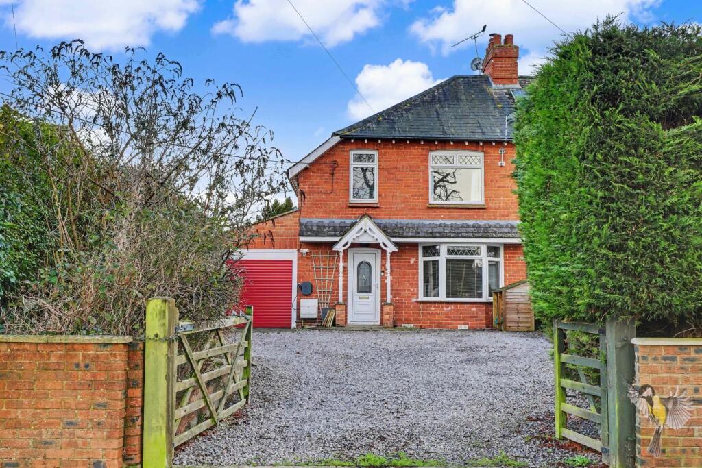 3-bed semi-detached on Cherry Orchard, Highworth, Swindon, £400,000