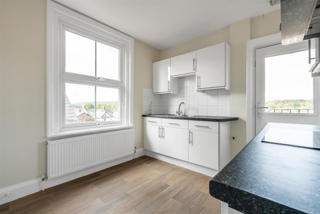 Apartment in Dorking, Rose Hill - View 3