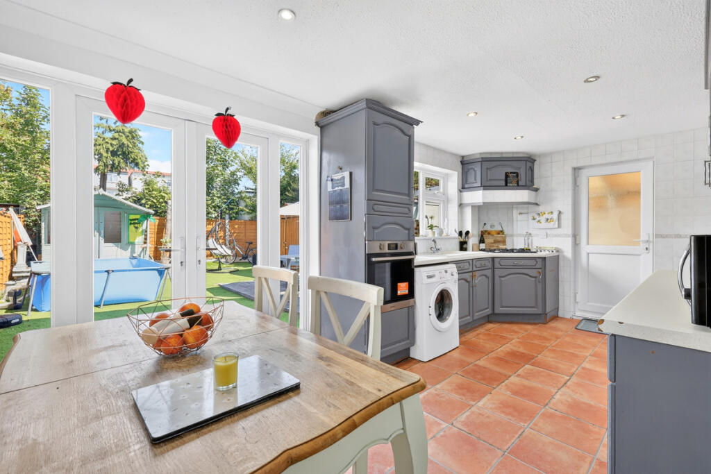 House in Southend-on-Sea - More