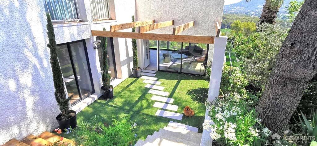 Main image of property: Provence-Alps-Cote d`Azur, Bouches-du-Rhône, Cassis