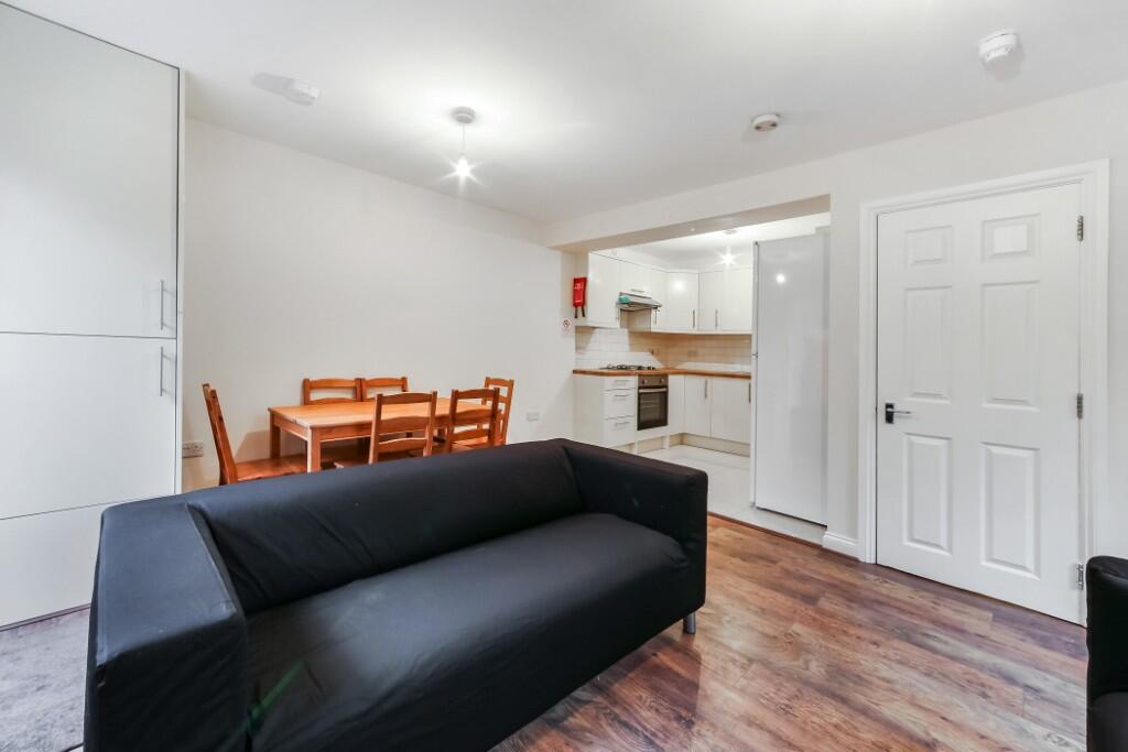 6 bedroom semi-detached house for rent