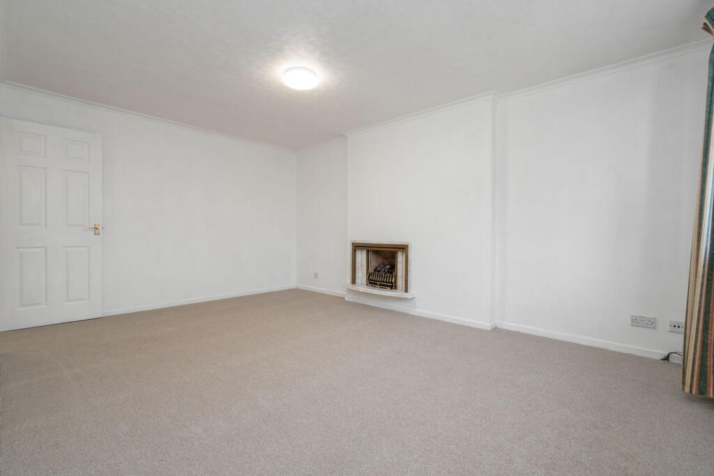 Shirebrook Drive, GLOSSOP, SK13 8RF photo 2