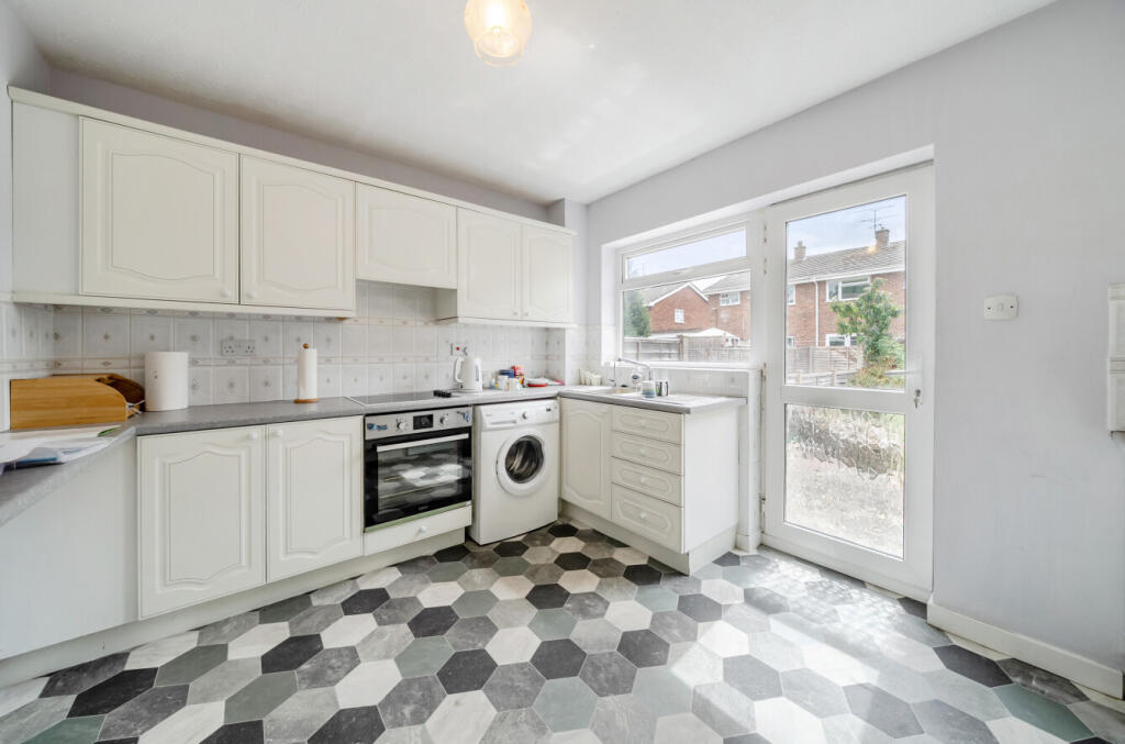 Sandy Lane, Farnborough, Hampshire, GU14 photo 4