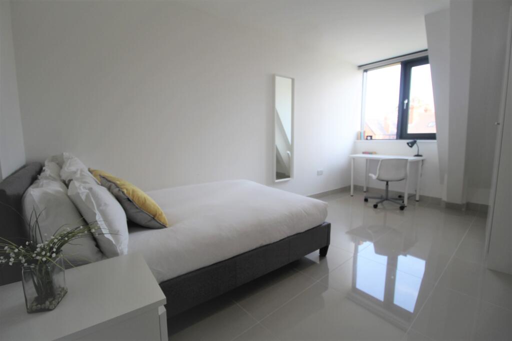 Main image of property: Flat 20, 59-61 Clarendon Road, LS2 9NZ