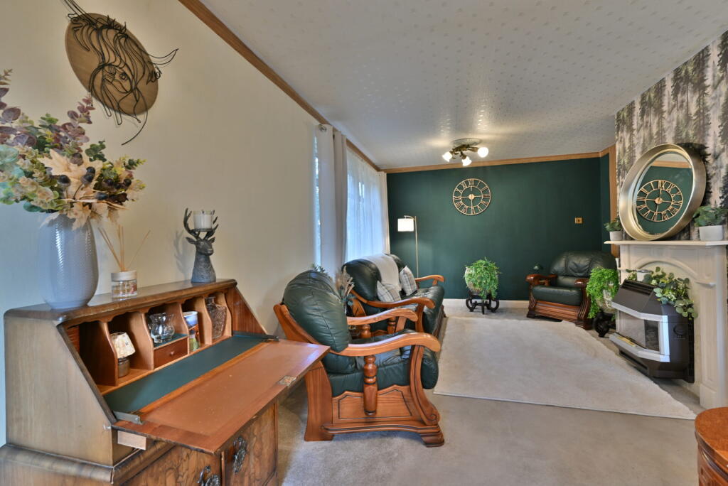 Chequers, 10 Churchill Avenue, Johnstone photo 4