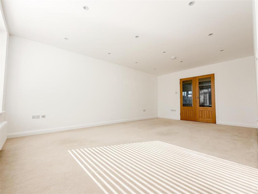 Apartment in Eastbourne, East Sussex - View 5