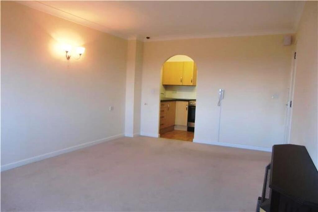Apartment in Eastbourne, East Sussex - View 2