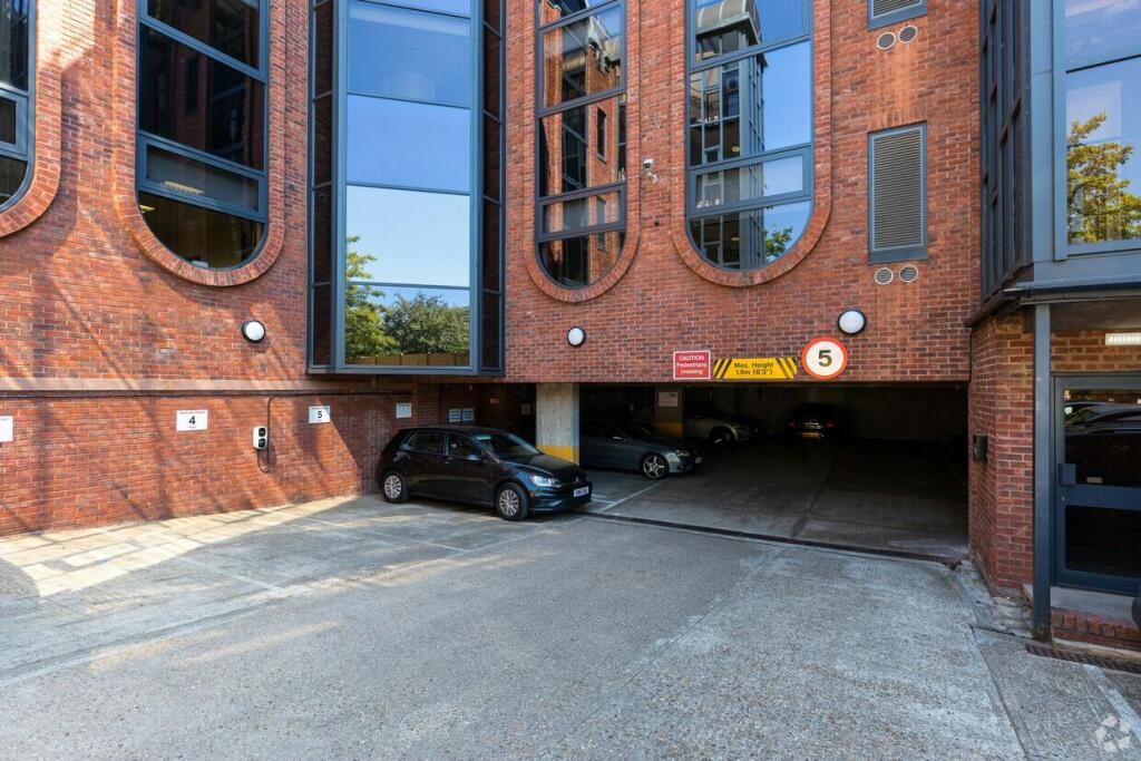 Goldvale House Woking Office 10.jpg
