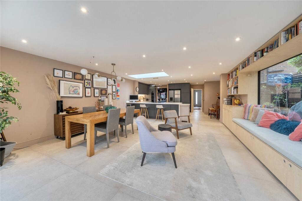 House in London, Colney Hatch - View 2