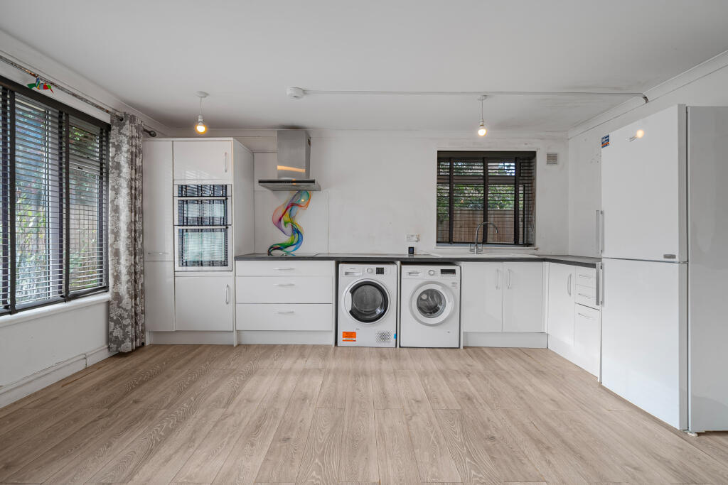 Apartment in Runnymede, Addlestone - View 3