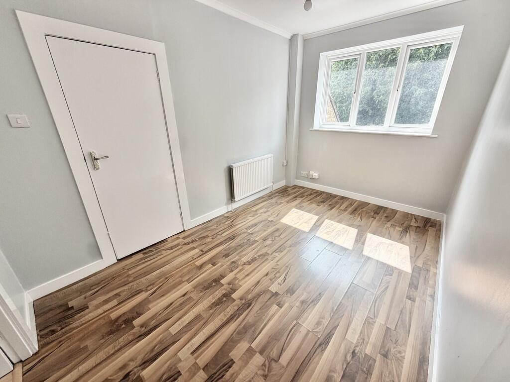 Hall Close ,Surrey GU15 2EB photo 4