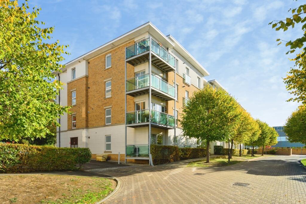 2-bed flat on Highbury Drive, Leatherhead, Surrey, KT22, £290,000