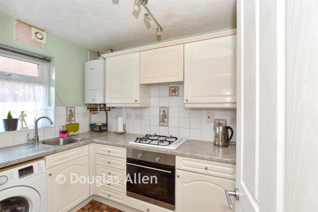 Rose Close, Wickford, Essex photo 3