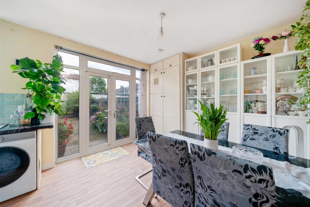House in Sutton - View 4