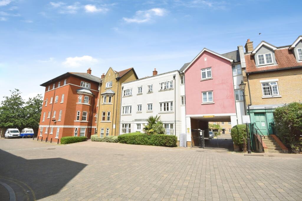 Main image of property: Roche Close, Rochford, Essex, SS4