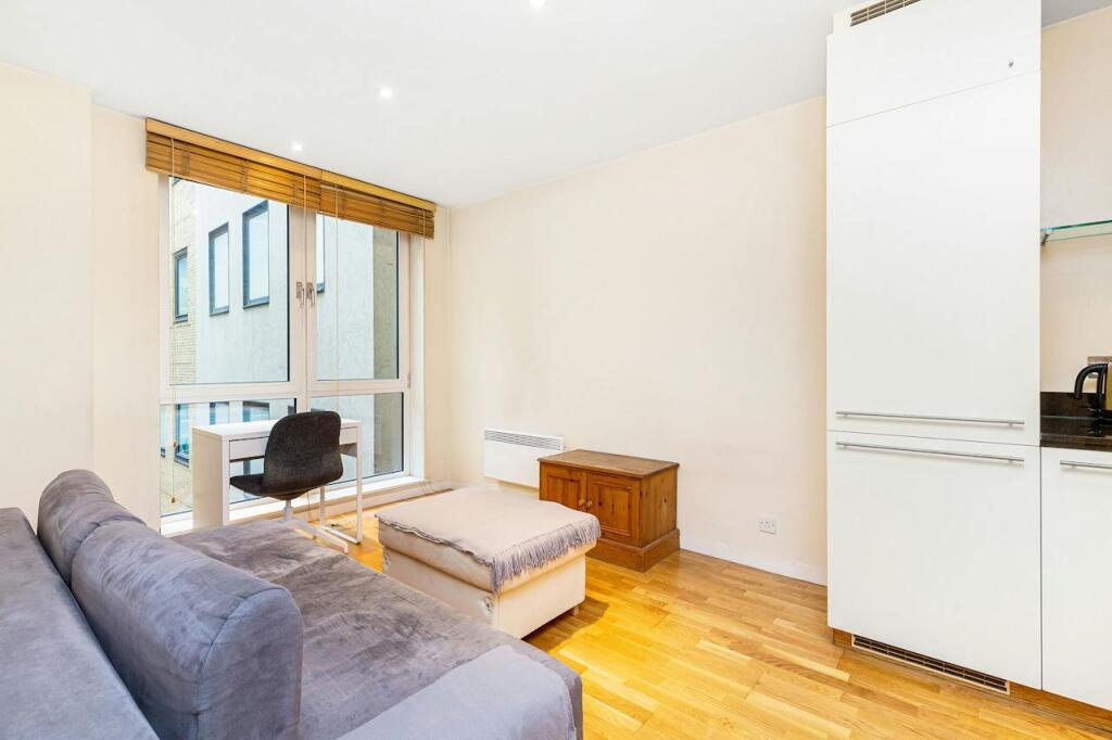 Apartment in London, West Smithfield, City of London - More