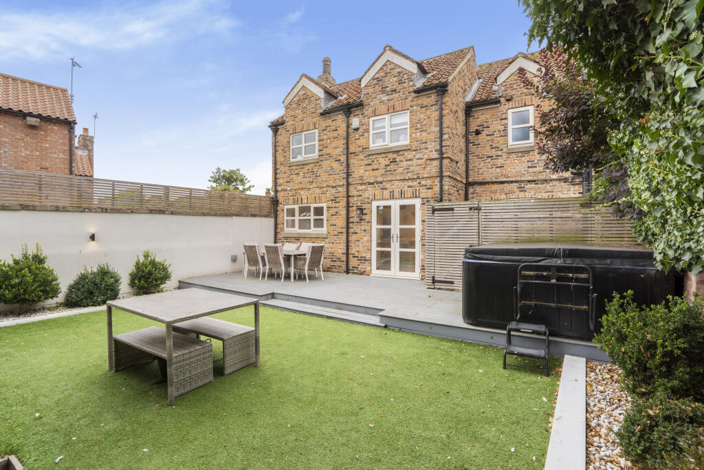 Main image of property: Holly House, Pontefract Road, Snaith, DN14 9