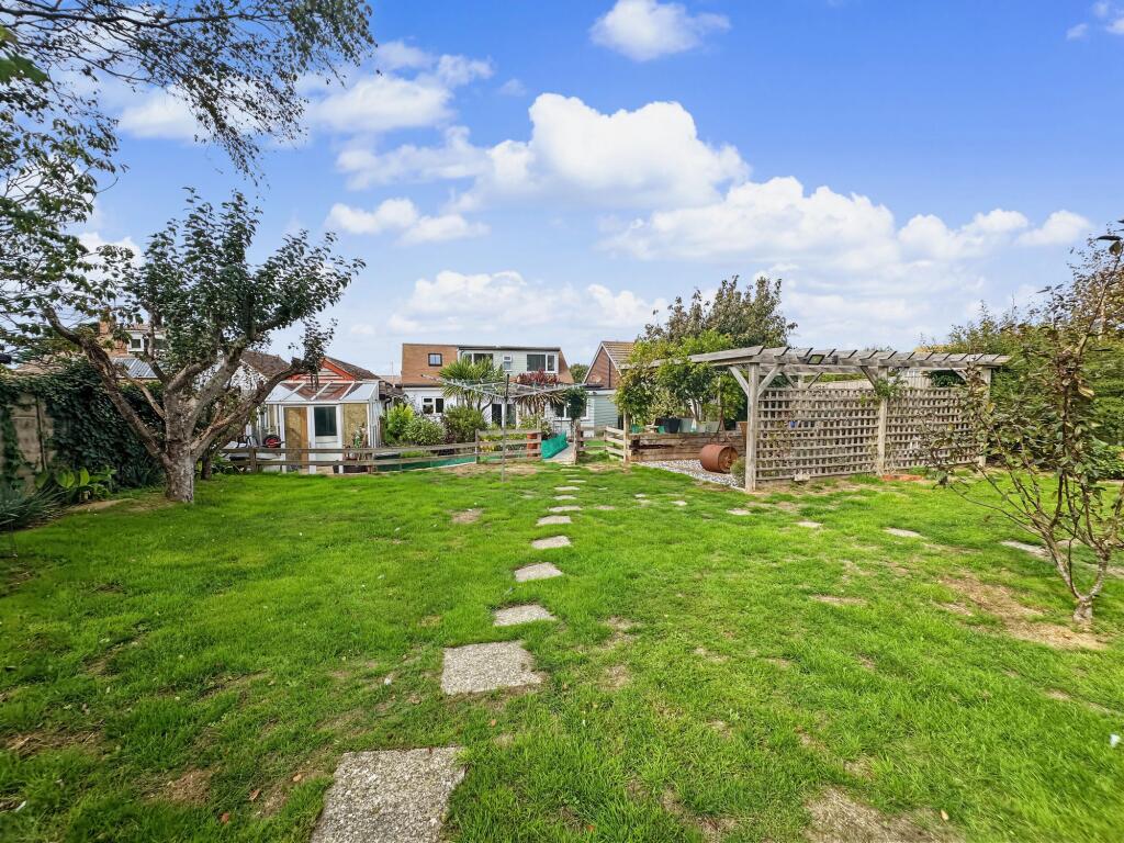 Central Avenue, Telscombe Cliffs, BN10 7LY photo 4