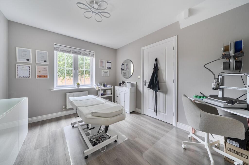 House in Bristol, Almondsbury - More