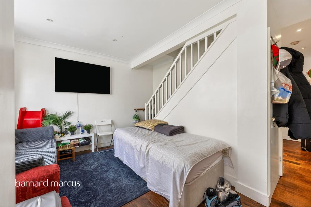 House in Croydon - View 4
