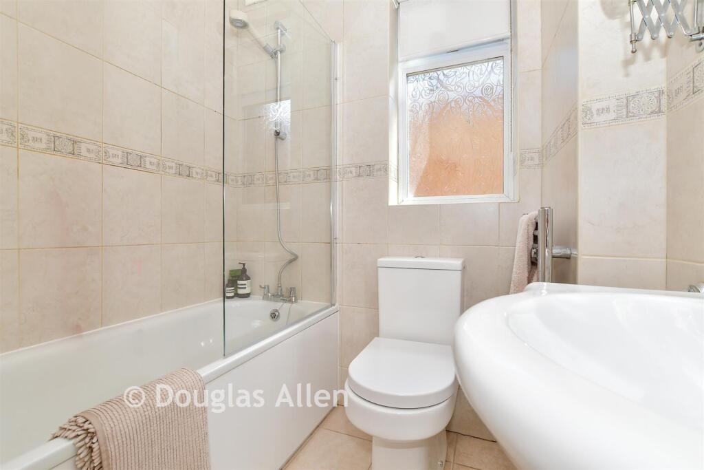 Oak Wood Close, Woodford Green, Essex photo 4