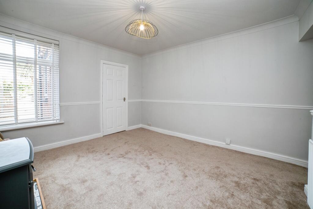 House in Mansfield, Nottinghamshire - View 5