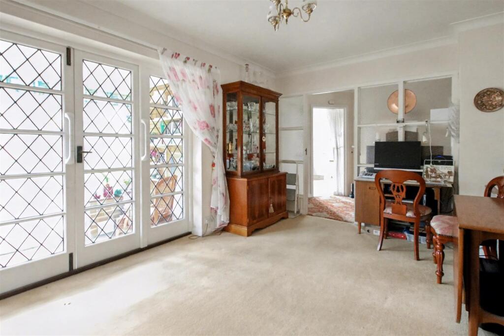Nutcroft Grove, Fetcham, KT22 photo 4