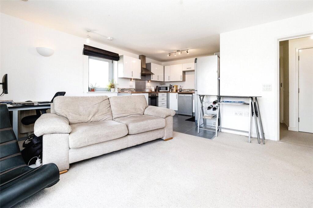 Queen Mary Avenue, London, E18 - View 4
