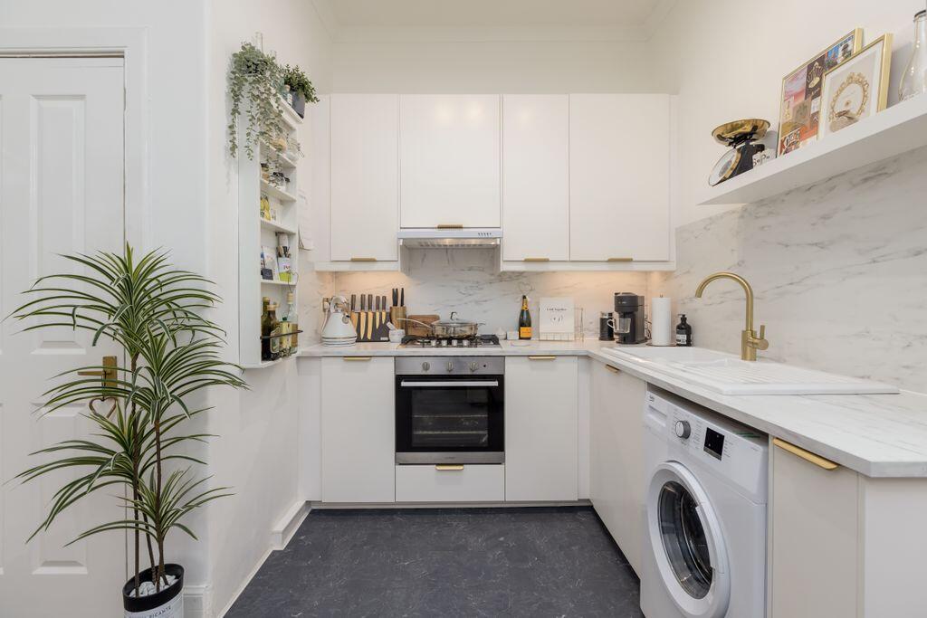 Apartment in Edinburgh, Leith Central - View 3