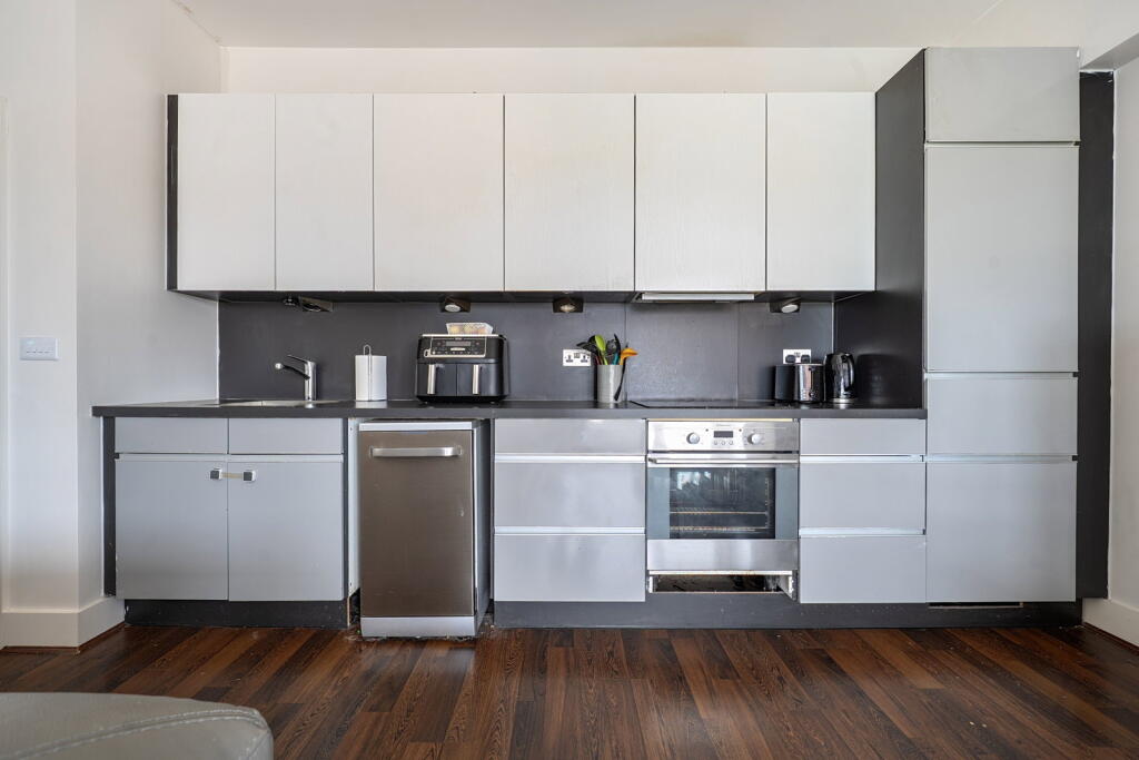 Apartment in Reading - View 4