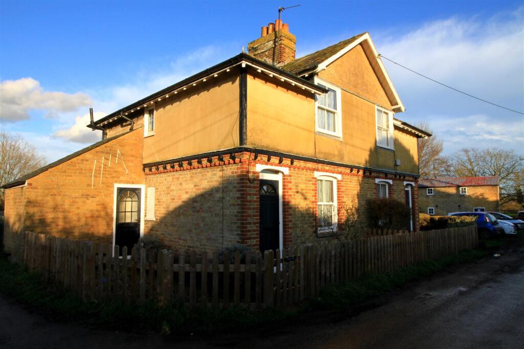Main image of property: 1 Swiss Cottages, Lower Goldstone, Ash, Canterbury, Kent CT3 2DY