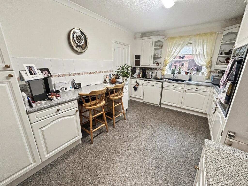 2, Rogers Close, Tiverton, Devon, EX16 photo 4