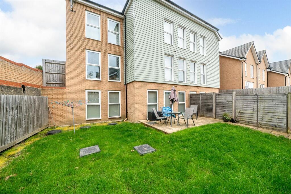 Ebberns Road, Drew Court, HP3 - More