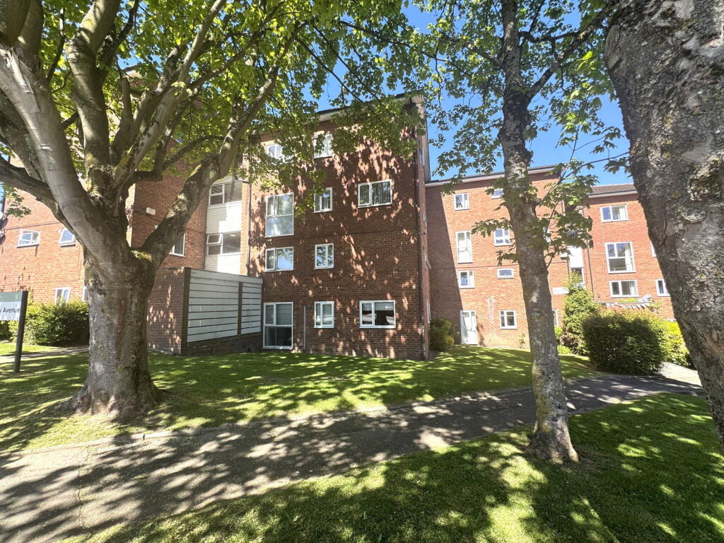 2-bed flat on Henley Avenue, Cheadle Hulme, Cheadle, SK8 6DW, £192,000