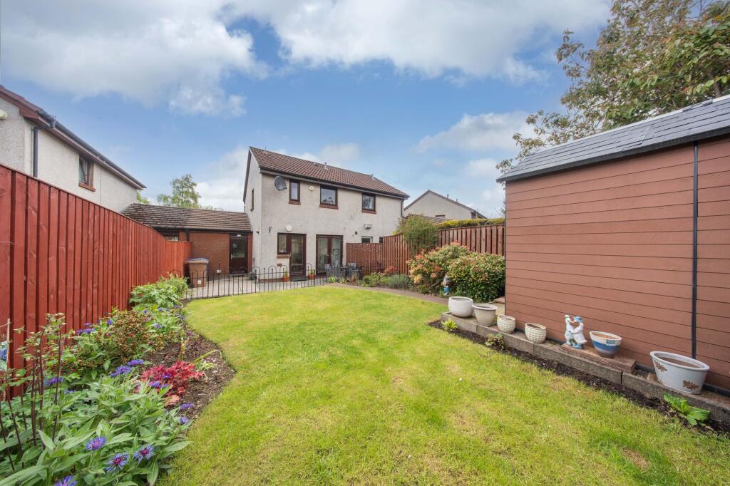 House in Mid Calder, Craigshill - View 4