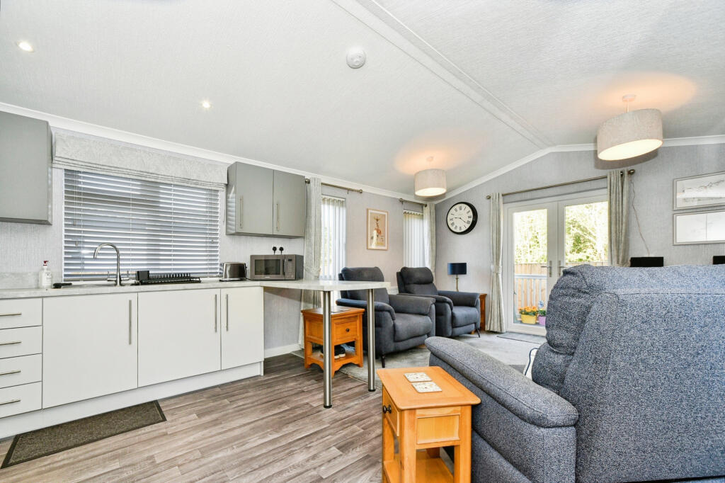Swindon, Wiltshire, SN25 photo 2