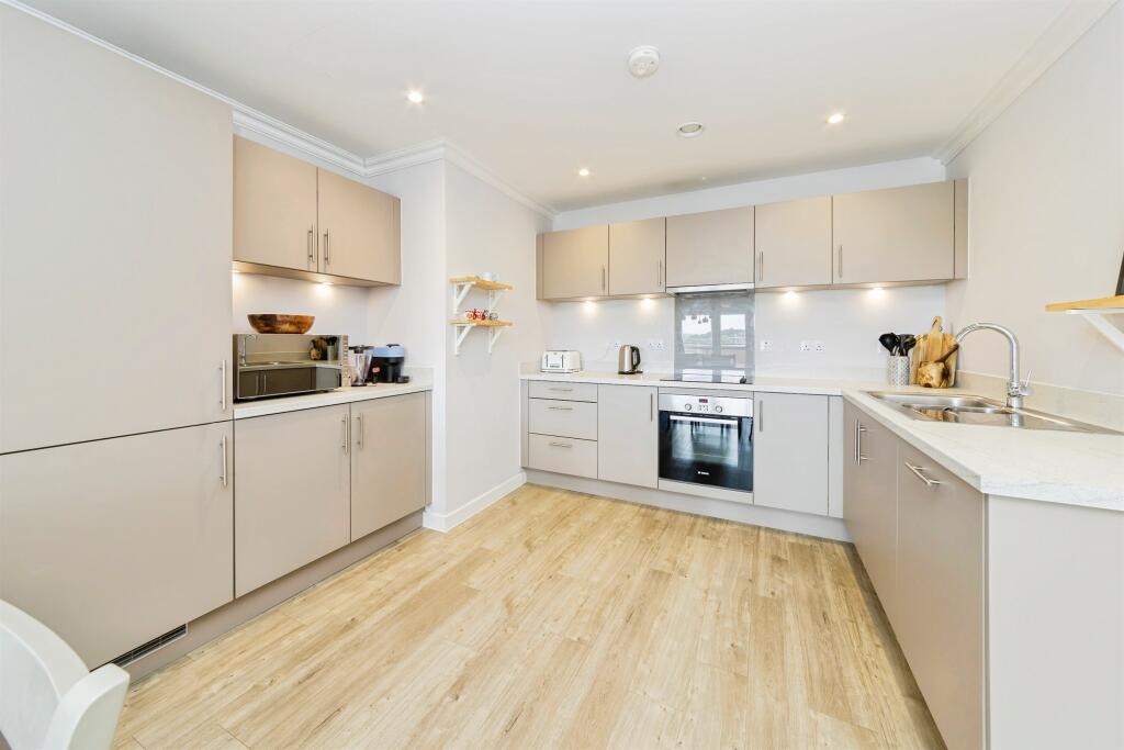 Apartment in Crawley, West Sussex - View 4