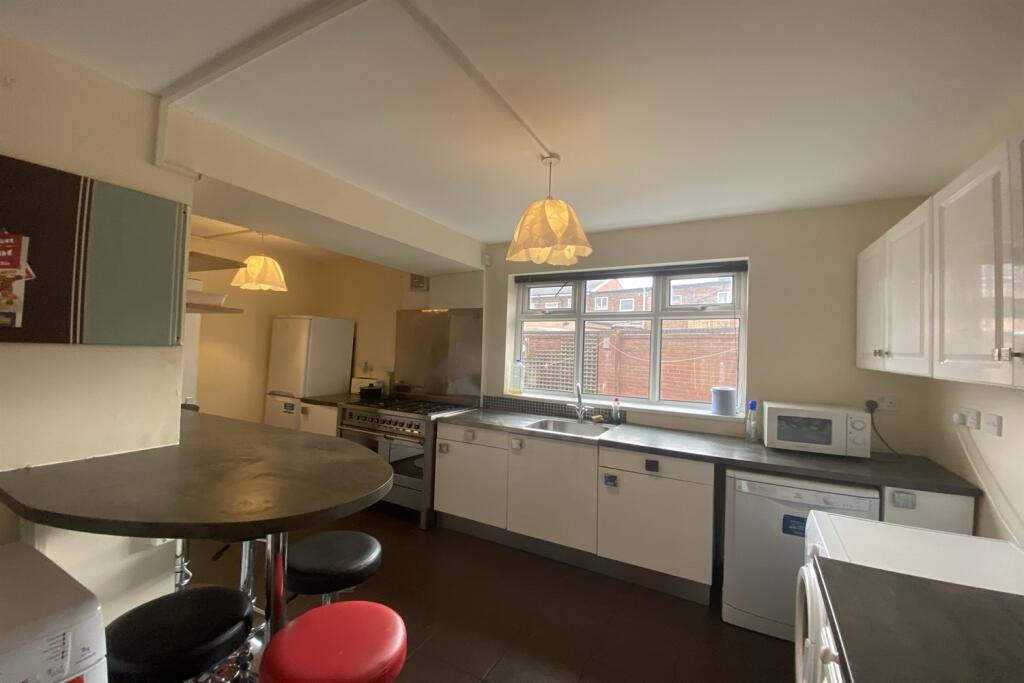1 bedroom house share for rent