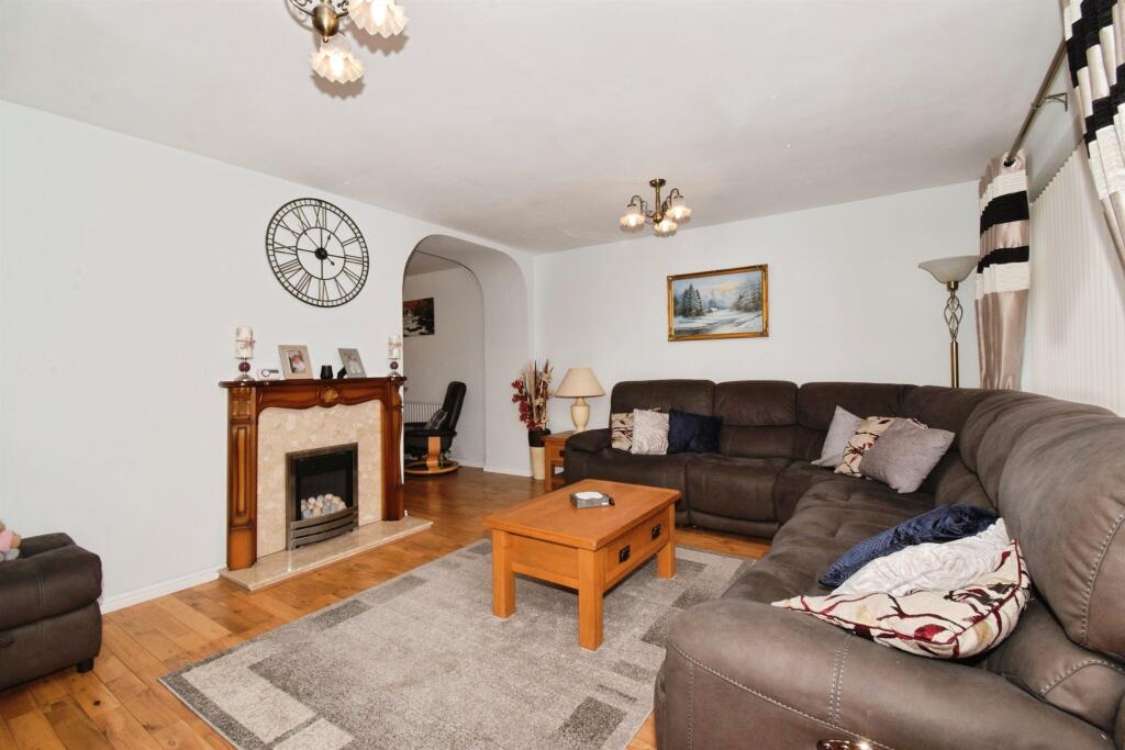 Redruth Avenue, WIGSTON photo 2