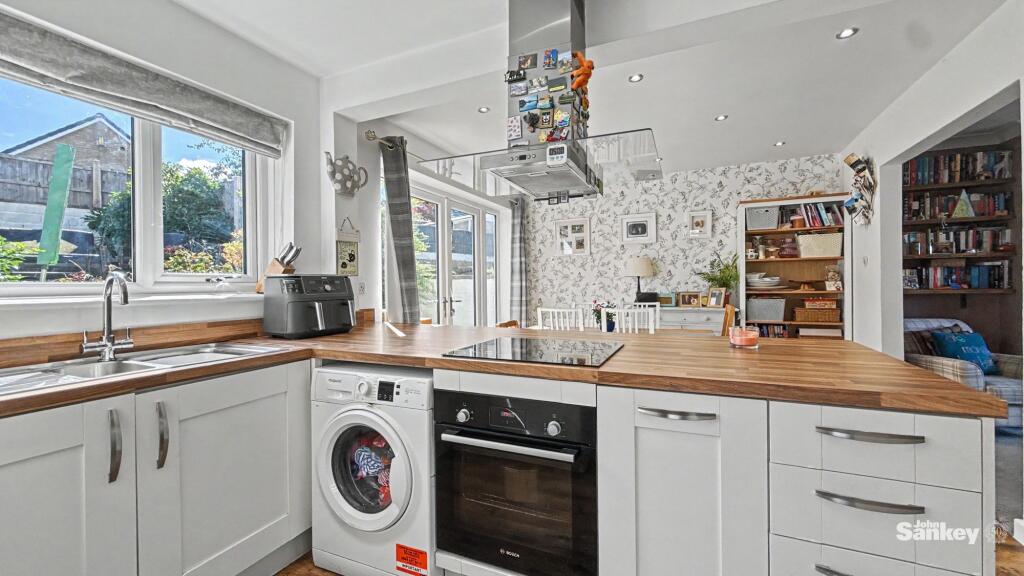 House in Mansfield, Berry Hill - More