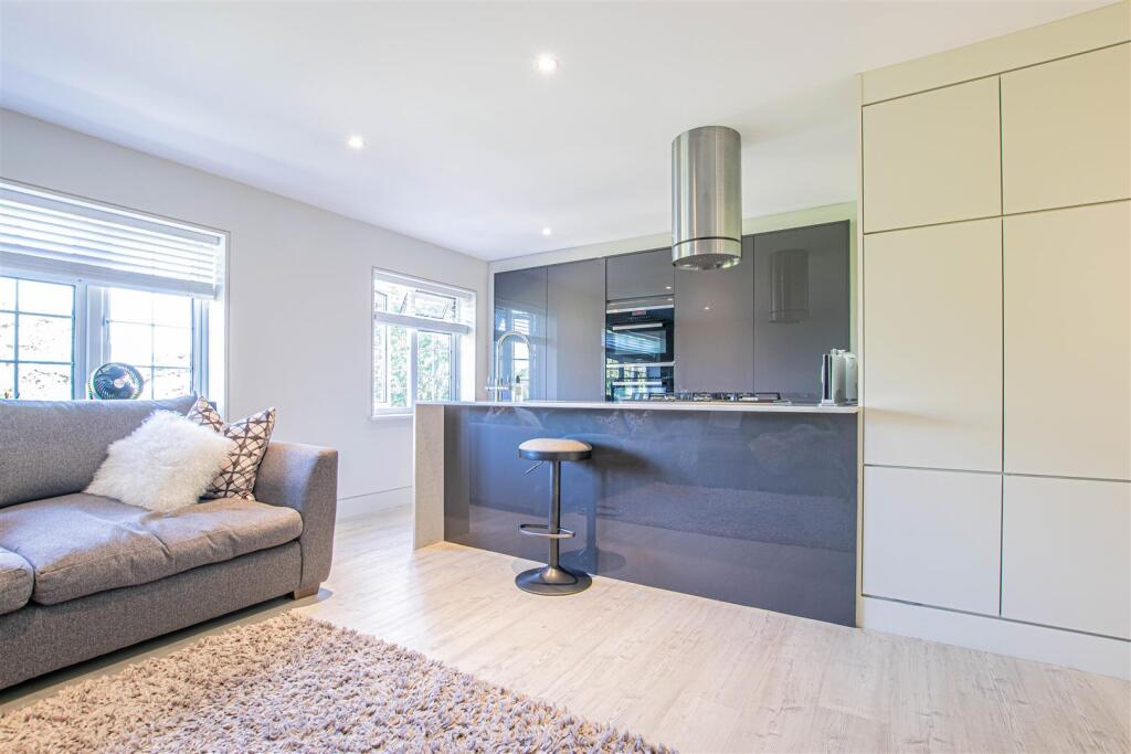 Apartment in Broxbourne, Hertfordshire - View 2
