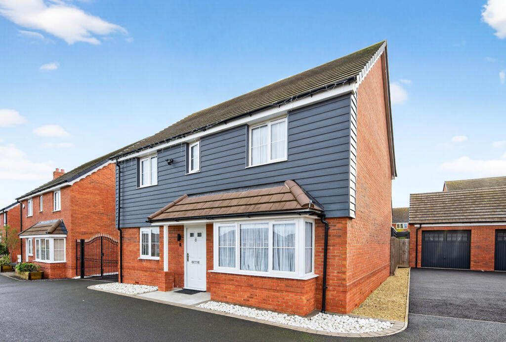 4-bed detached on Jackdaws Drive, Warwick, CV34, £650,000