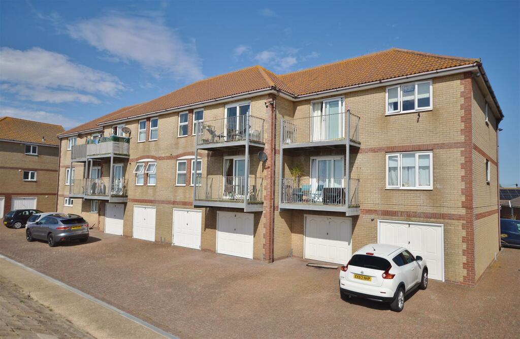 2-bed flat on Aprils View, Belsize Avenue, Jaywick, Essex, £145,000