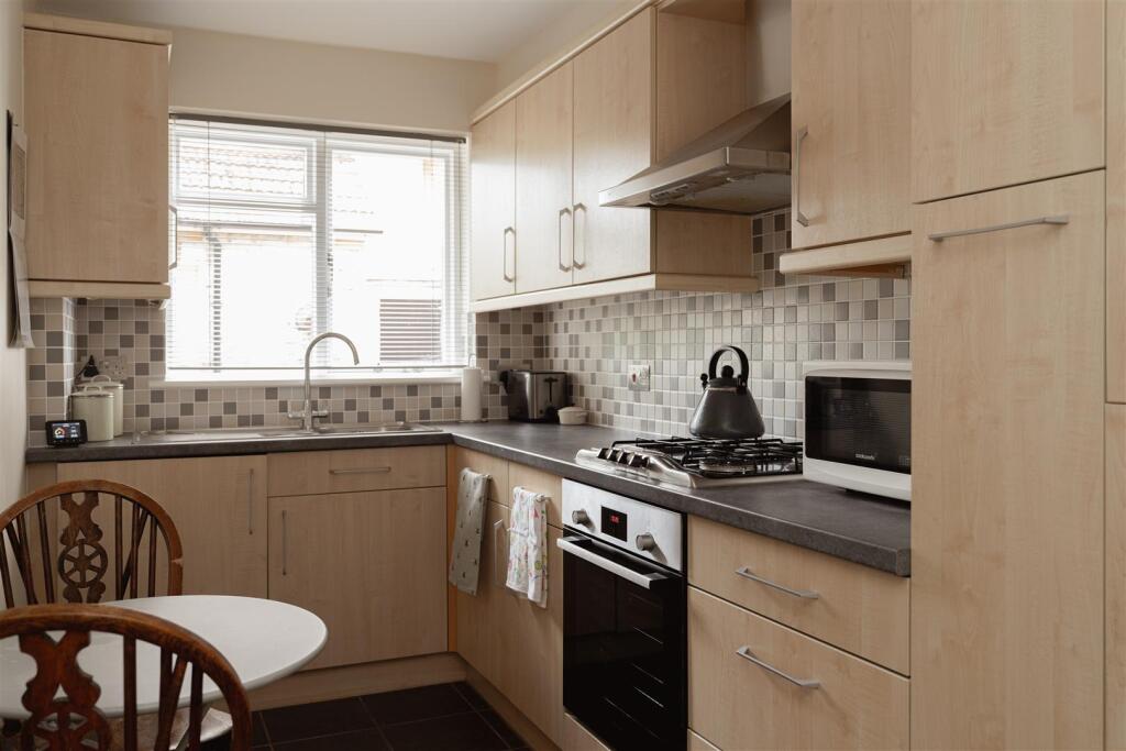 Apartment in Reigate and Banstead, South Park - View 5