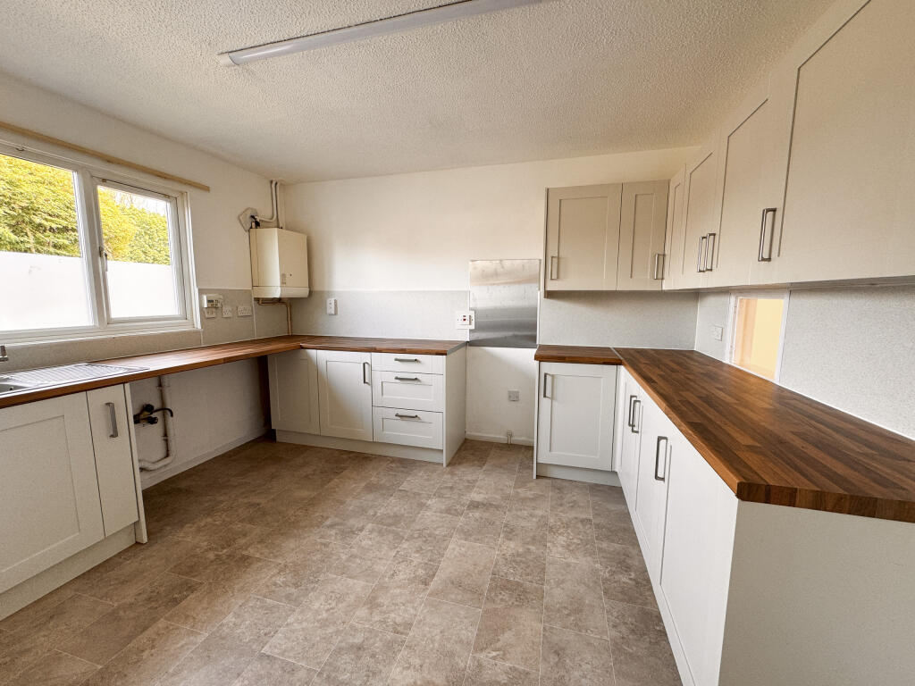 Mill Reef Close, Newmarket, Suffolk photo 3
