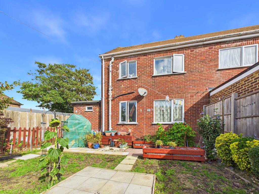 House in Folkestone, Cheriton - More