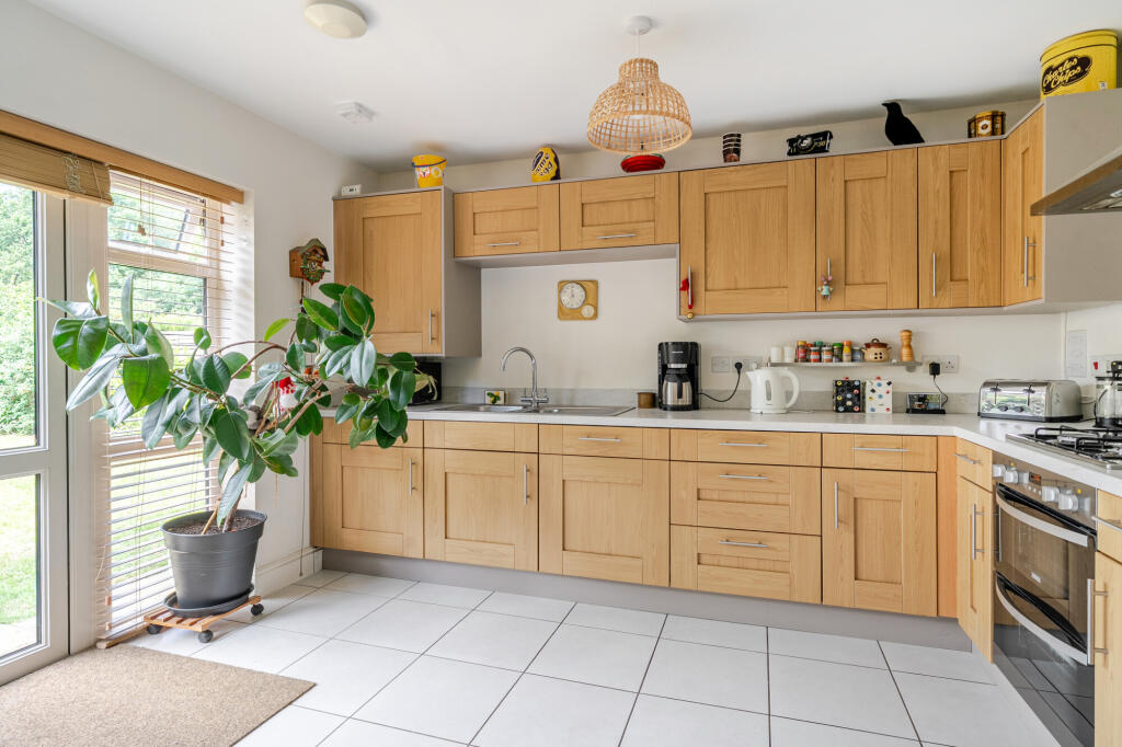 Oakhurst Drive, Four Marks, GU34 photo 4