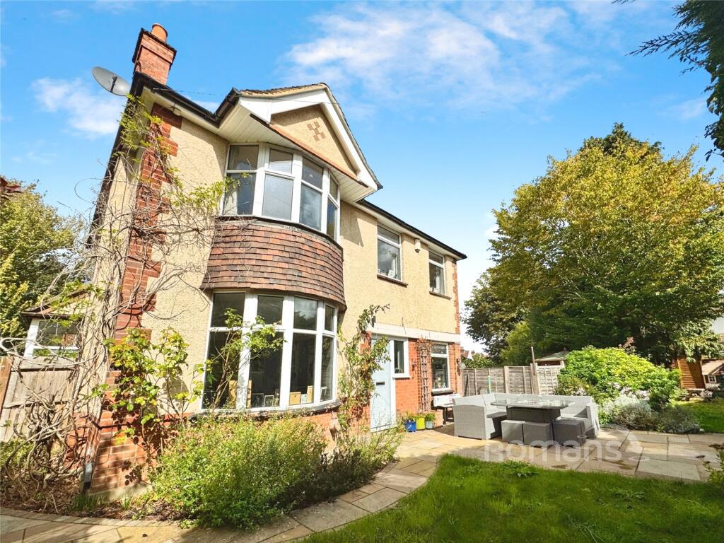 3-bed detached on Chingford Avenue, Farnborough, Hampshire, £650,000